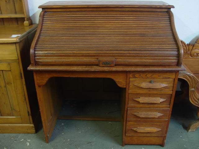 American oak roll top desk ca. 1905 42in