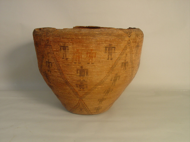 30in dia x 26in tall grand apache basket with figures (6)