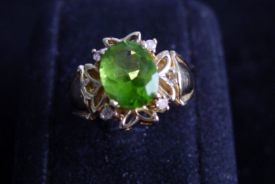 14kt Ladies ring w Peridot and diamond