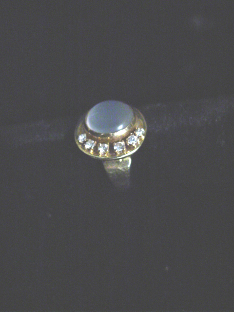 14kt Moonstone ring w 6 diamonds