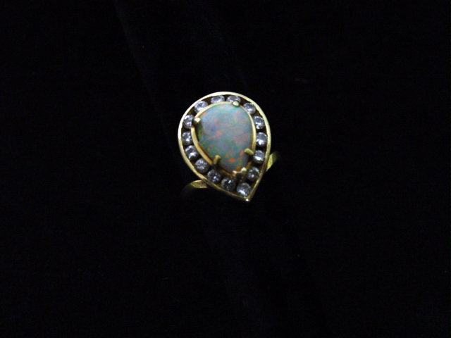 18kt. pear shape opal and diamond ring