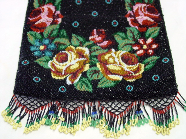 19 c. American Beaded Purse detail