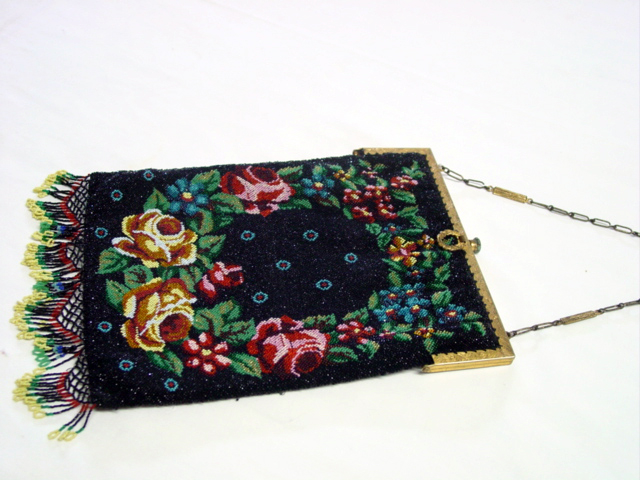 19 c. American Beaded Purse side