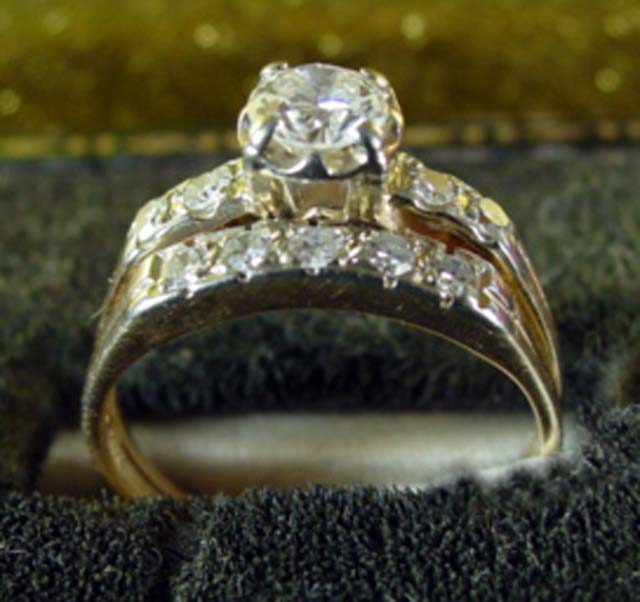 Gold & Diamond wedding ring app. 1ct diamonds 2