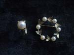 18kt Gold pearl ring & 6 pearl brooch
